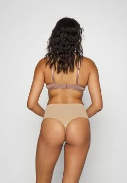 Spanx EVERYDAY SHAPING THONG - String - Toasted Oatmeal -Spanx Verkaufsshop 4dcdcaa8868240a19134e8513dc16a3c