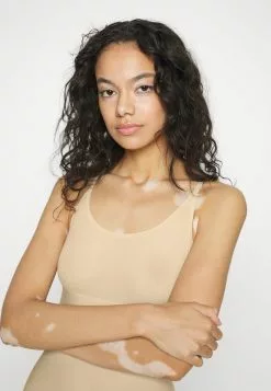 Spanx THINSTINCTS THONG BODYSUIT - Body - Soft Nude -Spanx Verkaufsshop 6941e55b28e44ed59bcb38cd140a5842