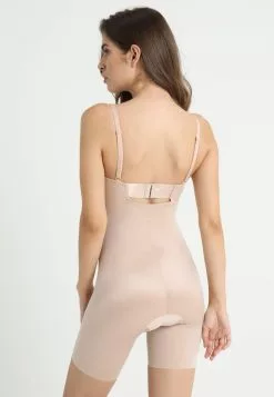 Spanx SUIT YOUR FANCY STRAPLESS CUPPED MID-TIGH BODYSUIT - Body - Champagne Beige -Spanx Verkaufsshop 7b6a509eefd34174b8d808374d273c3f
