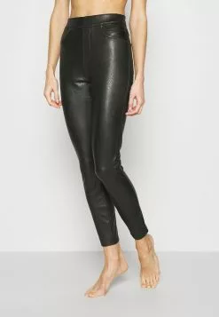 Spanx LEATHER-LIKE ANKLE SKINNY PANT - Leggings - Strümpfe - Classic Black -Spanx Verkaufsshop a9891cdb699a4616ab9e0f6129382827 1