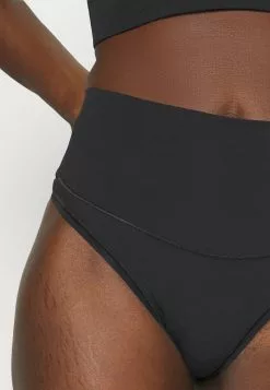 Spanx COTTON COMFORT THONG - String - Black -Spanx Verkaufsshop b74e39021b764206abd8a6d7791c9d3b