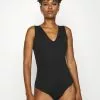 Spanx SUIT YOURSELF BODYSUIT V-NECK TANK - Body - Classic Black -Spanx Verkaufsshop bd034097f7224aca9a850e913425f6f2