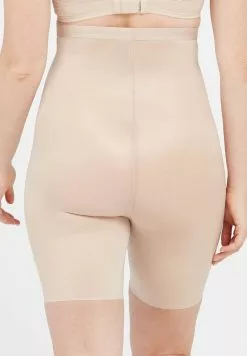 Spanx THINSTINCTS® 2.0 HIGH-WAISTED MID-THIGH SHORT - Shapewear - Champagne Beige -Spanx Verkaufsshop fa475a4477db4256a92b65d6de194a31